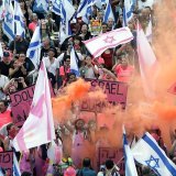 Comme chaque samedi, les manifestants sont à nouveau descendus dans la rue en Israël, ici à Tel-Aviv, pour dénoncer le projet de réforme judiciaire.